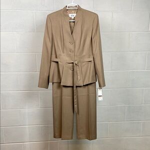 NWT Le Suit Women's Napa Valley Pantsuit Collarless Design Size 12 Khaki